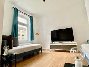 uma sala de estar com um sofá e uma grande televisão em Cil Apt.- Gemütliche Wohnung am Philosophenweg mit Netflix in zentraler & ruhiger Lage em Kassel