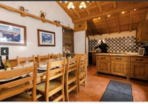 a dining room with a table and chairs in a restaurant at Chalet privatif pour 8 personnes aux Coches - Paradiski in Les Coches