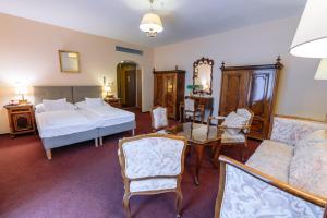 Un pat sau paturi într-o cameră la Pannonia Hotel