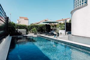 Bazén v ubytovaní Holiday Apartments Amarilis alebo v jeho blízkosti