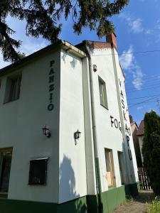 um edifício branco com escrita ao lado em Vaskapu Fogadó em Vasvár