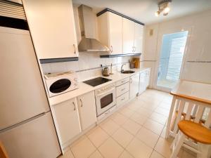 Kuchyň nebo kuchyňský kout v ubytování 3 Bed Las Petunias, San Pedro