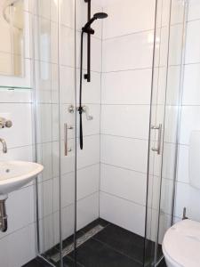 een badkamer met een douche en een wastafel bij Pansion restoran Marin in Posedarje