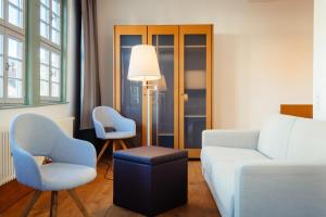 uma sala de estar com um sofá e duas cadeiras em Zum Schwan Wanfried em Wanfried