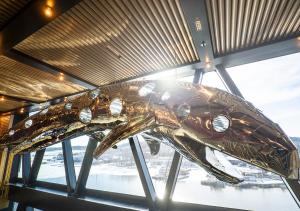 una estatua de un pez en un edificio en Viking Line ferry Viking Glory - One-way journey from Stockholm to Turku, en Estocolmo