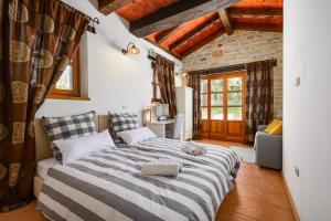 Posteľ alebo postele v izbe v ubytovaní Villa Elaya + 37 fotografií