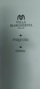 um sinal que diz margaritavirusemic campervan com as palavras em Relais Villa Margherita em Longiano