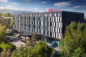 un edificio de oficinas con un cartel de hotel en él en ibis Almaty Jetisu, en Almaty