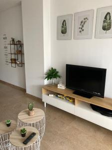 Televízia a/alebo spoločenská miestnosť v ubytovaní Residencial Vereda Golf
