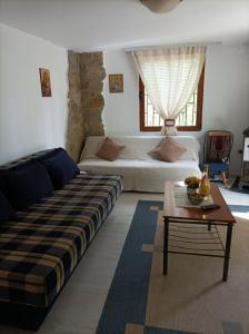 ein Wohnzimmer mit einem Sofa und einem Tisch in der Unterkunft Planinska kuća Bukulja in Aranđelovac