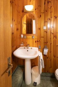 Koupelna v ubytování Hotel Kanet + 37 fotografií