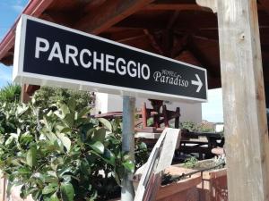 a street sign for parkefenesco on a pole at Hotel Paradiso in Lago Patria +73 photos
