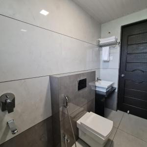Hotel Grand Indu, 3 Star Kolhapur的一间浴室