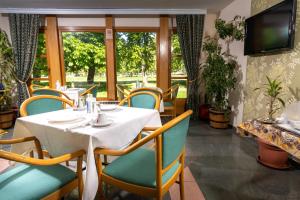 TV a/nebo společenská místnost v ubytování Hotel Kanet