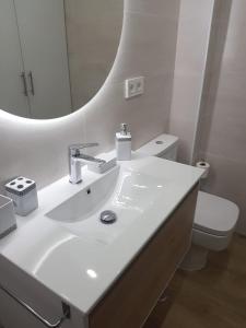 ベナルマデナにあるApartamento en Benalmadena costaのバスルーム(洗面台、トイレ、鏡付)