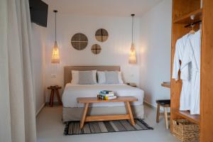 Postel nebo postele na pokoji v ubytování Thea Beachfront Suites in Lourdas beach