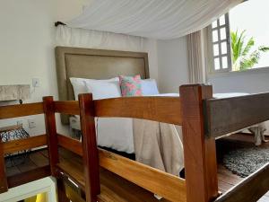 1 dormitorio con 1 cama grande con dosel en Pousada Estancia Canastra en Delfinópolis