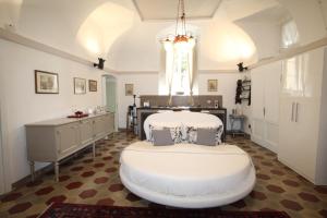 a white room with a white chair in a room at Historic house by the lake La Renée Casa Vacanza in Predore