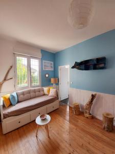 uma sala de estar com um sofá e uma mesa em Appartement 4 pers au coeur de Soulac-sur-mer em Soulac-sur-Mer