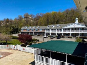 - une vue aérienne sur un grand bâtiment avec un court de tennis dans l'établissement Inn on the Hudson, à Peekskill