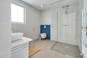 Kúpeľňa v ubytovaní Premium villa, heatable infinity pool, jacuzzi and seaview, beach and city just 10min by foot