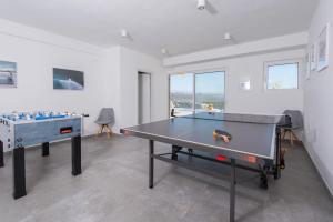 Stolný tenis v ubytovaní Premium villa, heatable infinity pool, jacuzzi and seaview, beach and city just 10min by foot alebo v jeho okolí