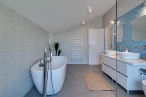 Kúpeľňa v ubytovaní Premium villa, heatable infinity pool, jacuzzi and seaview, beach and city just 10min by foot