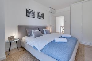 Posteľ alebo postele v izbe v ubytovaní Premium villa, heatable infinity pool, jacuzzi and seaview, beach and city just 10min by foot
