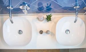 Kúpeľňa v ubytovaní Premium villa, heatable infinity pool, jacuzzi and seaview, beach and city just 10min by foot