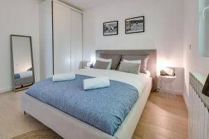 Posteľ alebo postele v izbe v ubytovaní Premium villa, heatable infinity pool, jacuzzi and seaview, beach and city just 10min by foot