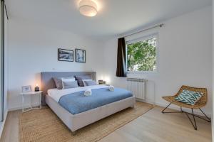 Posteľ alebo postele v izbe v ubytovaní Premium villa, heatable infinity pool, jacuzzi and seaview, beach and city just 10min by foot