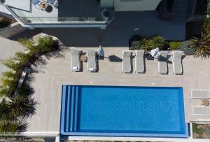 Bazén v ubytovaní Premium villa, heatable infinity pool, jacuzzi and seaview, beach and city just 10min by foot alebo v jeho blízkosti