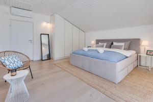 Posteľ alebo postele v izbe v ubytovaní Premium villa, heatable infinity pool, jacuzzi and seaview, beach and city just 10min by foot
