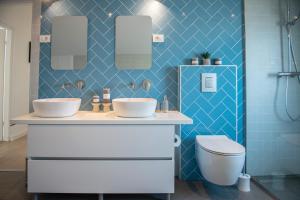 Kúpeľňa v ubytovaní Premium villa, heatable infinity pool, jacuzzi and seaview, beach and city just 10min by foot