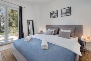 Posteľ alebo postele v izbe v ubytovaní Premium villa, heatable infinity pool, jacuzzi and seaview, beach and city just 10min by foot