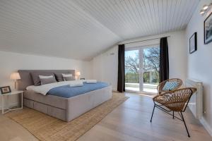 Posteľ alebo postele v izbe v ubytovaní Premium villa, heatable infinity pool, jacuzzi and seaview, beach and city just 10min by foot