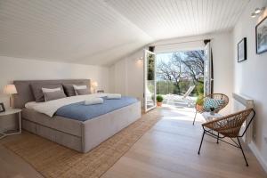 Posteľ alebo postele v izbe v ubytovaní Premium villa, heatable infinity pool, jacuzzi and seaview, beach and city just 10min by foot + 32 fotografií
