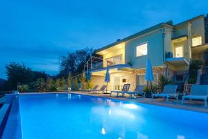 Bazén v ubytovaní Premium villa, heatable infinity pool, jacuzzi and seaview, beach and city just 10min by foot alebo v jeho blízkosti