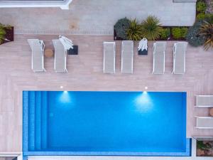Bazén v ubytovaní Premium villa, heatable infinity pool, jacuzzi and seaview, beach and city just 10min by foot alebo v jeho blízkosti