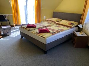 Tempat tidur dalam kamar di Hotel Holdfény