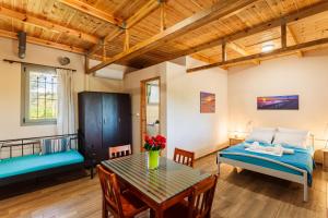 Habitación con cama y mesa en Makarounis Athanasios Traditional Apartments(Ξενώνας), en Petalidi