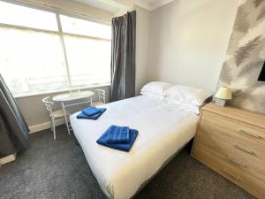 Postel nebo postele na pokoji v ubytování Large Ground Floor Studio Holiday Apartment Skegness - Flat 12