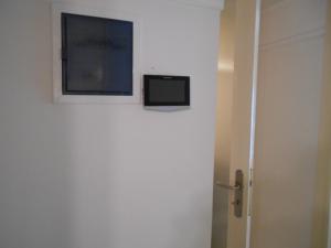 TV a/nebo společenská místnost v ubytování JiMMYS STUDIO, KALIMARMARO