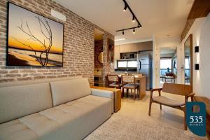 サルバドールにあるBARRA Vista Mar Lindo apartamento, Wi-Fi 300Mbpsのリビングルーム(ソファ付)、キッチン