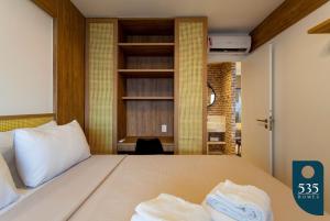 サルバドールにあるBARRA Vista Mar Lindo apartamento, Wi-Fi 300Mbpsのベッドルーム1室(ベッド1台、タオル2枚付)