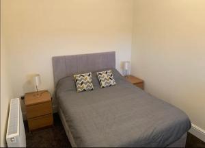 sypialnia z łóżkiem z 2 poduszkami w obiekcie Salcombe Holiday Cottage w mieście Wilpshire