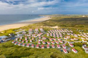 uma vista aérea de um resort perto da praia em St Ives Bay em Phillack