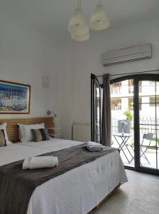 切什梅的住宿－薩赫勒碼頭公寓式酒店，一间带大床的卧室和一个阳台