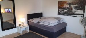 ein Schlafzimmer mit einem Bett mit einem Bild an der Wand in der Unterkunft My Sweet Home City in Düsseldorf