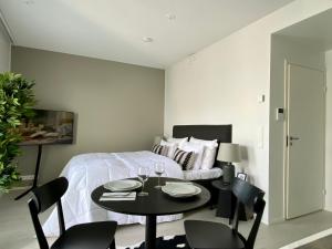 1 dormitorio con 1 cama, mesa y sillas en Borg Housing Travel Center en Pori